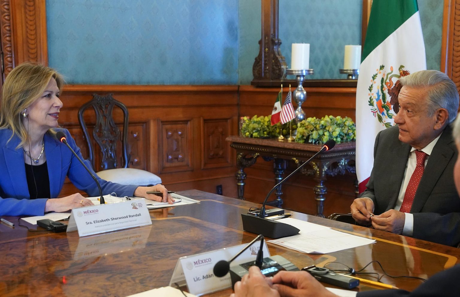 Fotografía cedida hoy, cortesía de la presidencia de México, del mandatario mexicano, Andrés Manuel López Obrador (d) y la asesora de la Casa Blanca para Seguridad Nacional, Elizabeth Sherwood-Randall (i) durante una reunión de trabajo en el Palacio Nacional de la Ciudad de México (México).EFE/Presidencia de México/SOLO USO EDITORIAL/SOLO DISPONIBLE PARA ILUSTRAR LA NOTICIA QUE ACOMPAÑA (CRÉDITO OBLIGATORIO)