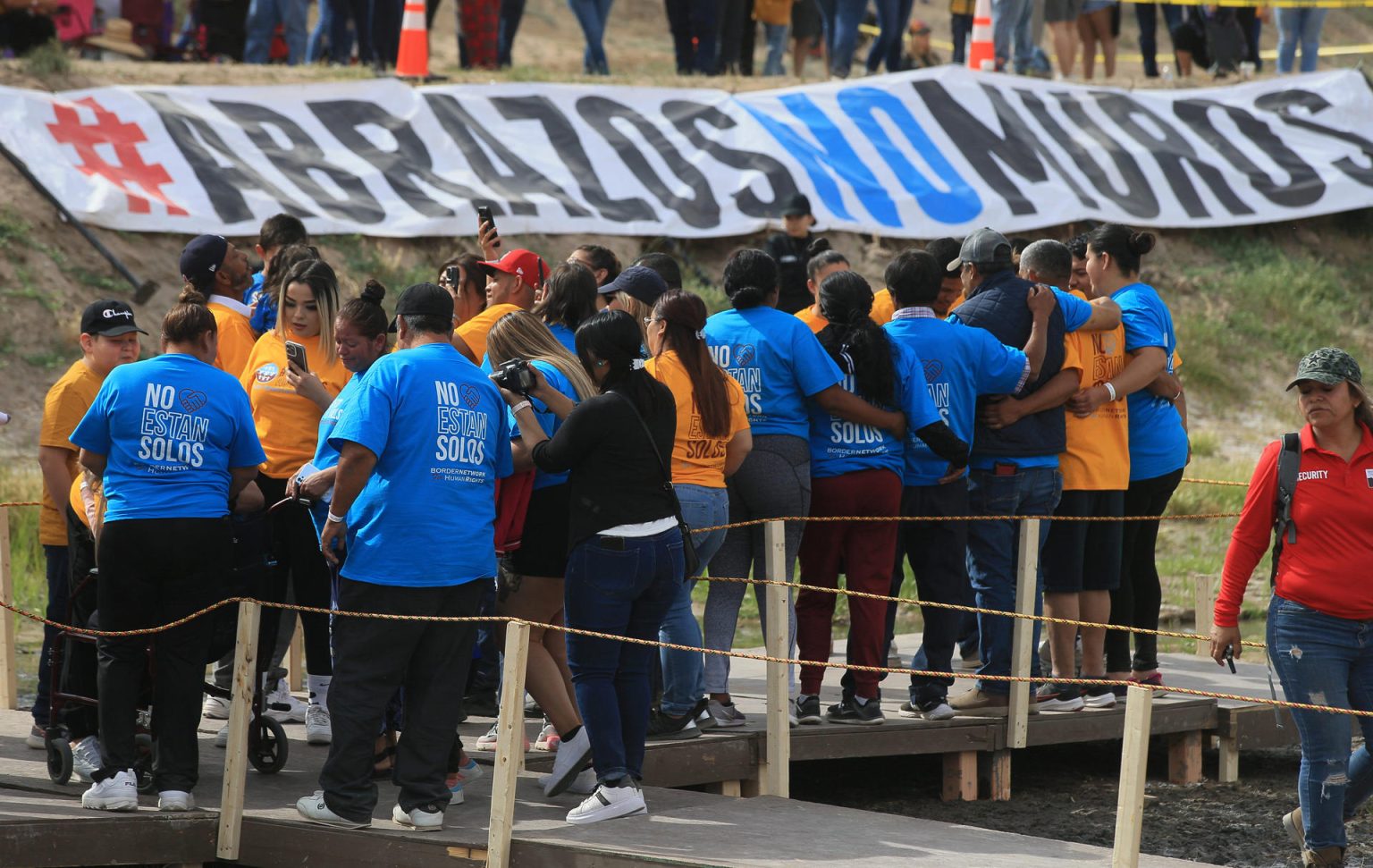 Familias separadas se reunieron hoy para darse un abrazo durante el evento "Abrazos, no muros", las inmediaciones del Rio Grande en Ciudad Juárez, Chihuahua (México). EFE/Luis Torres