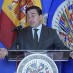 El ministro de Asuntos Exteriores de España, José Manuel Albares, habla en una reunión oficial hoy, en la sede de la Organización de los Estados Americanos (OEA), en Washington (EE.UU.). EFE/Lenin Nolly