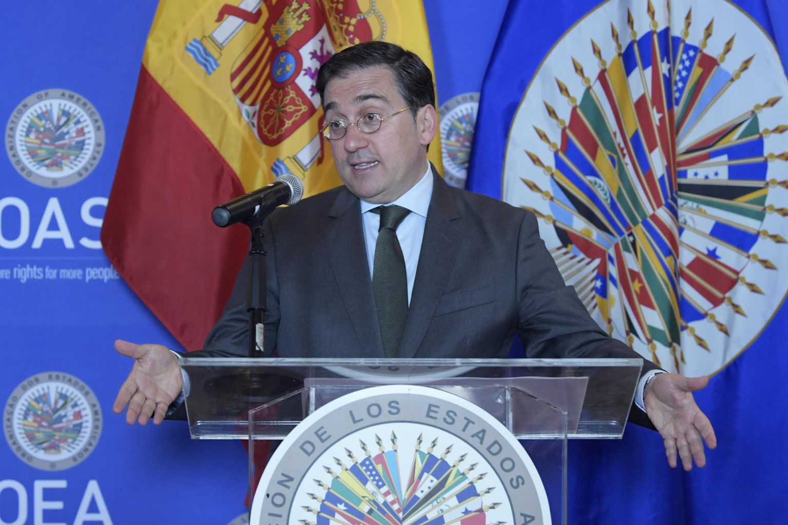 El ministro de Asuntos Exteriores de España, José Manuel Albares, habla en una reunión oficial hoy, en la sede de la Organización de los Estados Americanos (OEA), en Washington (EE.UU.). EFE/Lenin Nolly