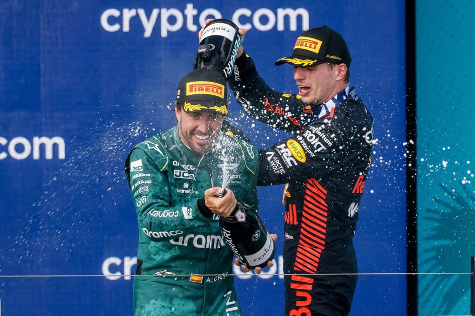 El piloto holandés Max Verstappen (d) de Red Bull Racing y el piloto español Fernando Alonso (i) de Aston Martin. EFE/EPA/Cristobal Herrera-Ulashkevich