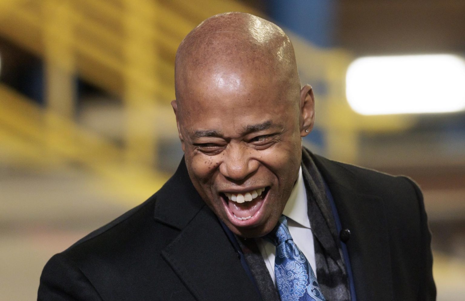 El alcalde Eric Adams convirtió hoy en ley un  proyecto que prohíbe discriminar a cualquier persona por su estatura o peso en el empleo, vivienda o lugares públicos en la ciudad de Nueva York. Imagen de archivo. EFE/EPA/JUSTIN LANE