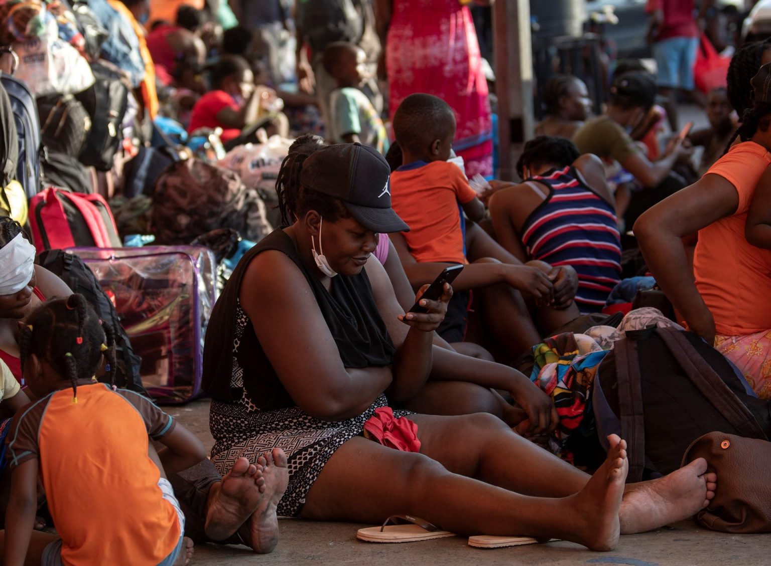 Fotografía de archivo de un grupo de migrantes haitianos que acampan en albergues de la ciudad de Monterrey (México). EFE/ Miguel Sierra