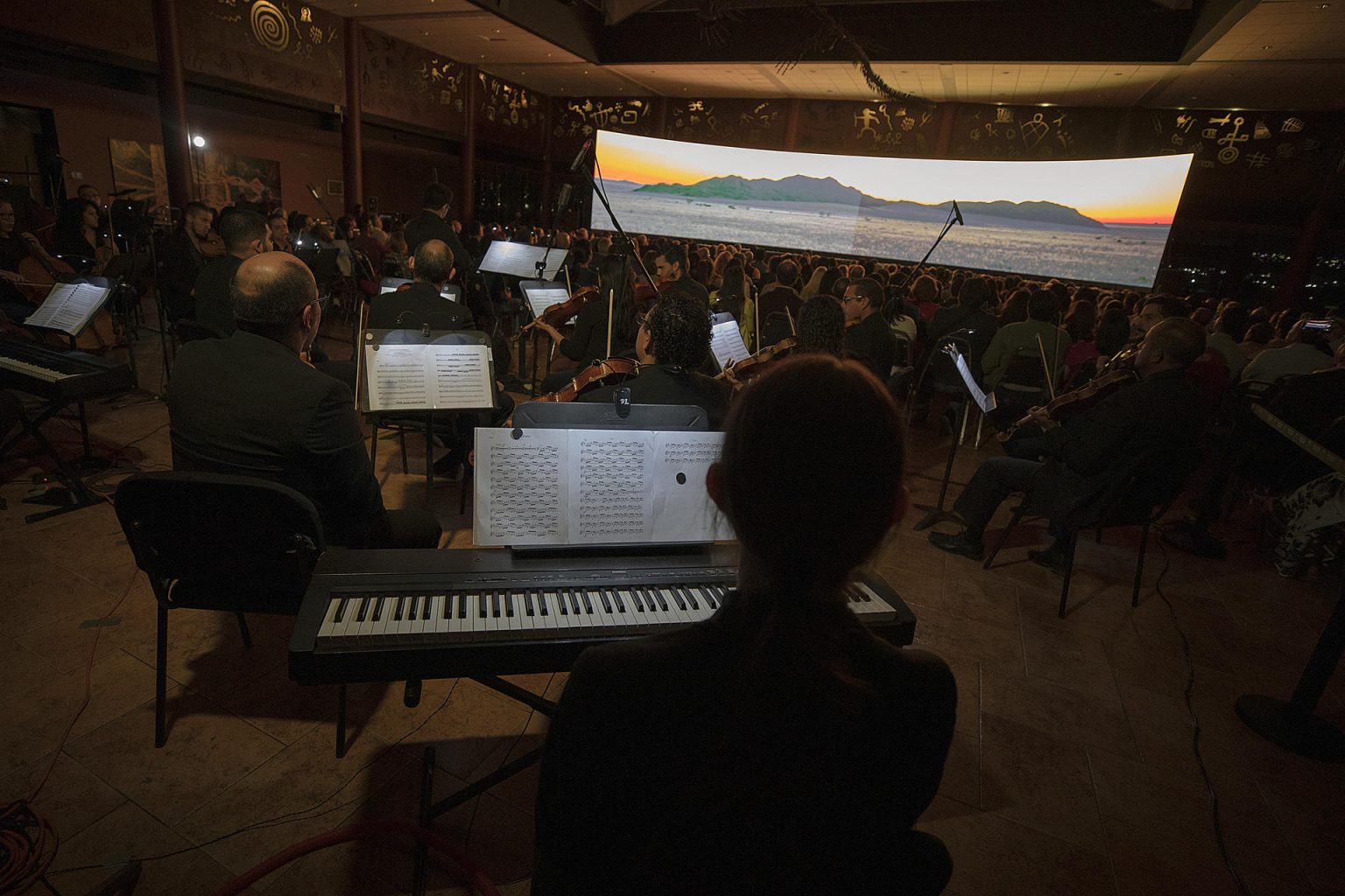 La Orquesta Filarmónica del Desierto musicaliza la presentación de “Tormenta de Luz” en el Museo del Desierto, en Saltillo, Coahuila (México). EFE/Antonio Ojeda