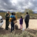 Fotografía de archivo donde aparece el portavoz de la Patrulla Fronteriza, Daniel Hernández, mientras habla con una inmigrante hondureña tras entregarse junto a sus tres en un punto del área conocido como Quitobaquito, en la frontera de Arizona con México (EE.UU.). EFE/Paula Díaz