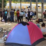 Migrantes de diversas nacionalidades, descansan en un campamento temporal hoy, en la ciudad de Tapachula, Chiapas (México). EFE/Juan Manuel Blanco