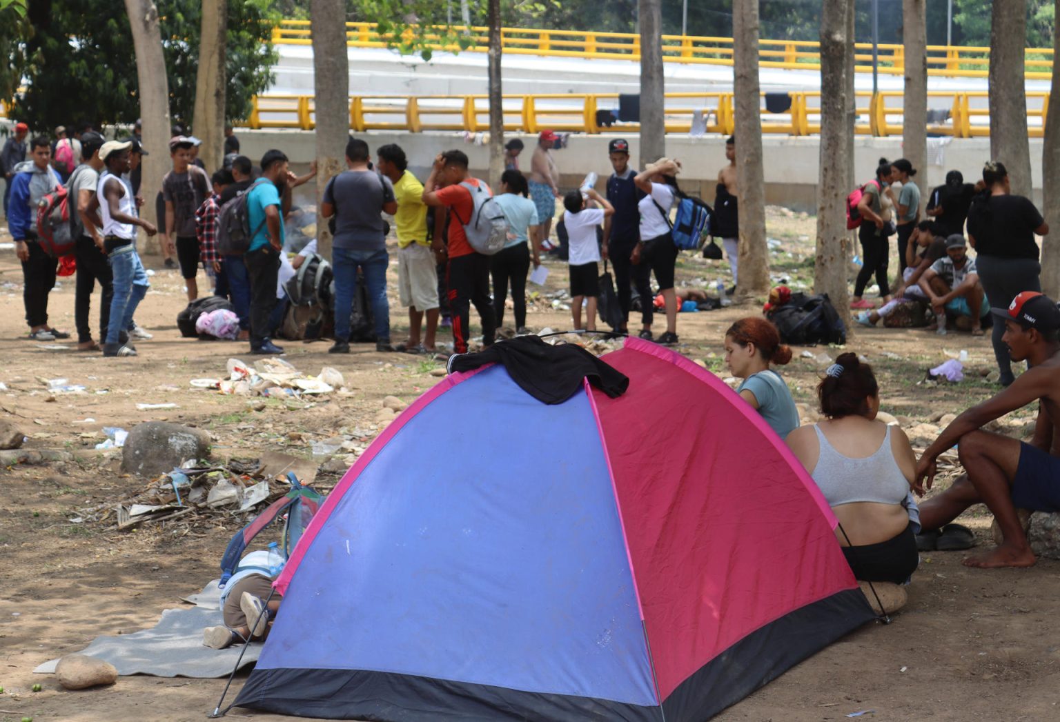 Migrantes de diversas nacionalidades, descansan en un campamento temporal hoy, en la ciudad de Tapachula, Chiapas (México). EFE/Juan Manuel Blanco