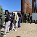 Inmigrantes que piden asilo se entregan a la Patrulla Fronteriza estadounidense en la valla fronteriza de El Paso, Texas (EEUU). Imagen de archivo. EFE/Octavio Guzmán