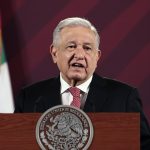 El presidente de México, Andrés Manuel López Obrador, habla durante una rueda de prensa hoy, en el Palacio Nacional, en la Ciudad de México (México). EFE/José Méndez