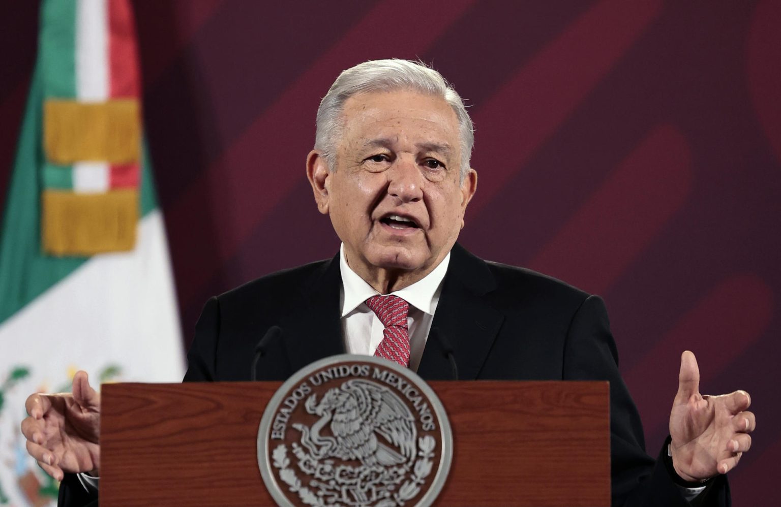 El presidente de México, Andrés Manuel López Obrador, habla durante una rueda de prensa hoy, en el Palacio Nacional, en la Ciudad de México (México). EFE/José Méndez