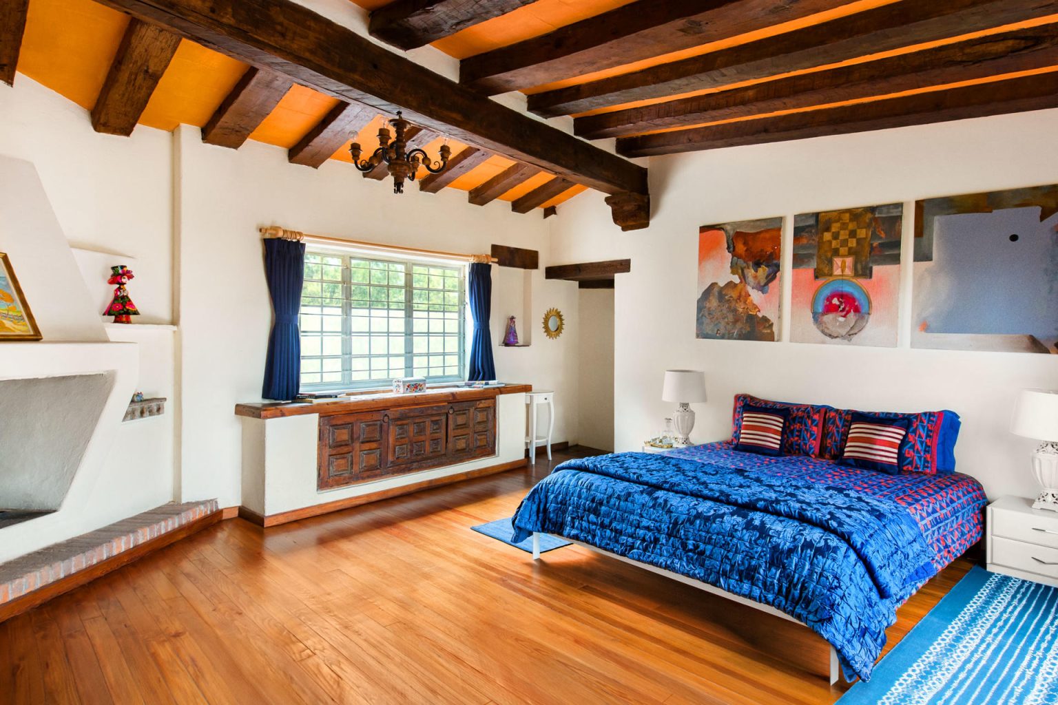 Fotografía cedida por Airbnb donde se muestra una de las habitaciones en una casa en Ciudad México (México) que participa en la nueva propuesta que se llamará "Airbnb Habitaciones", y consiste en que los huéspedes no alquilan la casa completa, sino solo una habitación y comparten con los visitantes los espacios comunes. EFE/Airbnb /SOLO USO EDITORIAL/NO VENTAS/SOLO DISPONIBLE PARA ILUSTRAR LA NOTICIA QUE ACOMPAÑA/CRÉDITO OBLIGATORIO