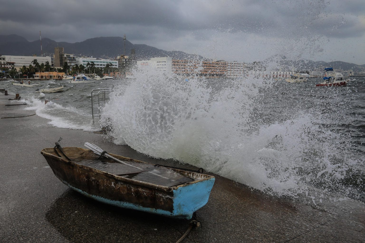 Fotografía de archivo donde se observa fuerte oleaje acompañado de vientos en el malecón del balneario de Acapulco, en el estado de Guerrero (México). EFE/David Guzmán