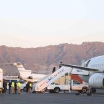 Fotografía de un avión fletado por el Servicio de Control de Inmigración y Aduanas (ICE, por su sigla en inglés) que devolvió a su país a un grupo de migrantes hondureños, el 10 de mayo de 2023, desde el aeropuerto de El Paso, Texas (EE.UU.). EFE/ Jonathan Fernández