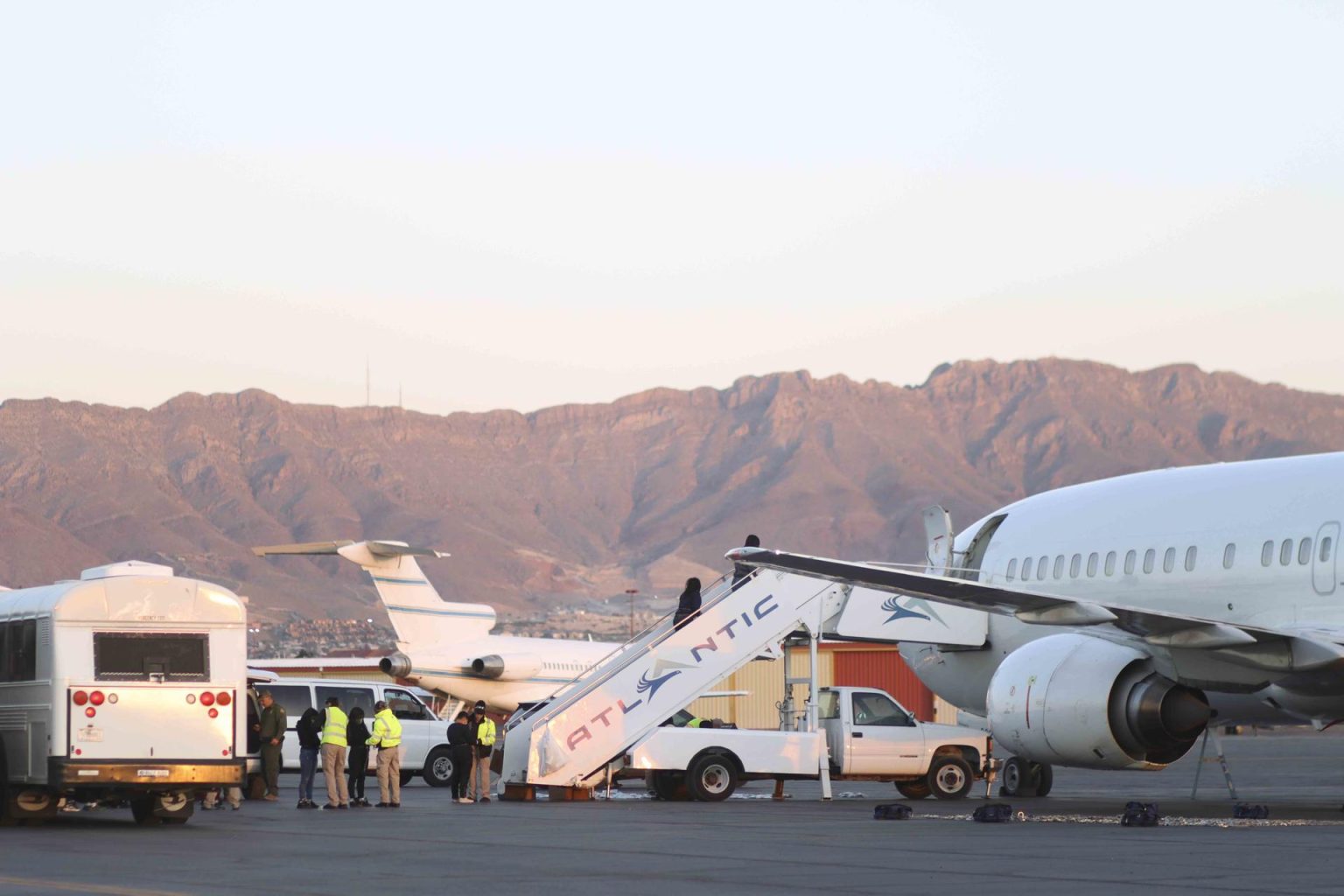 Fotografía de un avión fletado por el Servicio de Control de Inmigración y Aduanas (ICE, por su sigla en inglés) que devolvió a su país a un grupo de migrantes hondureños, el 10 de mayo de 2023, desde el aeropuerto de El Paso, Texas (EE.UU.). EFE/ Jonathan Fernández