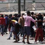 Migrantes hacen fila para entregarse voluntariamente a la Patrulla Fronteriza en la frontera de El Paso, Texas (EEUU). EFE/Jesús Rosales