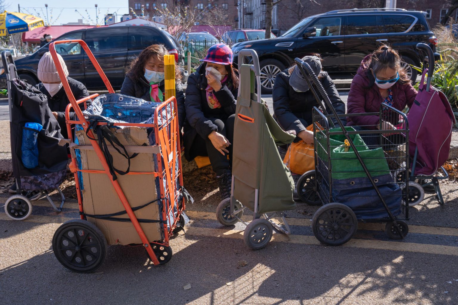 Migrantes esperan en fila para recibir alimentos en el barrio de Queens, en Nueva York (EEUU). Imagen de archivo. EFE/ Ángel Colmenares