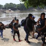 Migrantes cruzan el río Suchiate el 13 de mayo de 2023, en la ciudad de Tapachula, Chiapas (México). EFE/ Juan Manuel Blanco