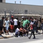 Migrantes hacen fila para entregarse voluntariamente a la Patrulla Fronteriza en la frontera de El Paso, Texas (EEUU). EFE/Jesús Rosales