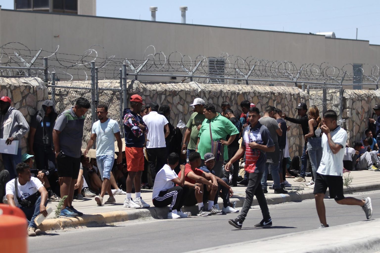 Migrantes hacen fila para entregarse voluntariamente a la Patrulla Fronteriza en la frontera de El Paso, Texas (EEUU). EFE/Jesús Rosales