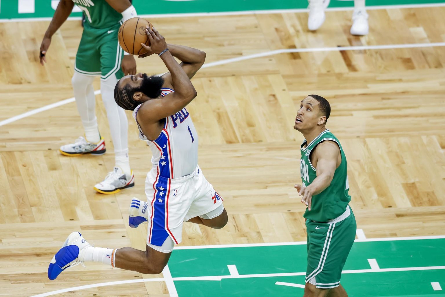 Imagen de archivo del escolta de los Philadelphia 76ers James Harden (i). EFE/CJ Gunther