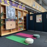 Fotografía cedida por las Escuelas Públicas de Denver (DPS) donde se aprecian unas colchonetas de yoga en un rincón del "espacio de descompresión" en la Academia Kunsmiller de Artes Creativas (KCAA). EFE/DPS /SOLO USO EDITORIAL/NO VENTAS/SOLO DISPONIBLE PARA ILUSTRAR LA NOTICIA QUE ACOMPAÑA/CRÉDITO OBLIGATORIO