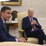 El presidente del Gobierno, Pedro Sánchez (i), ha mantenido hoy un encuentro con el presidente de los Estados Unidos de América, Joe Biden (d), hoy viernes en el Despacho Oval de la Casa Blanca, en Washington. EFE/Moncloa/Borja Puig de la Bellacasa ***SOLO USO EDITORIAL/SOLO DISPONIBLE PARA ILUSTRAR LA NOTICIA QUE ACOMPAÑA (CRÉDITO OBLIGATORIO)***