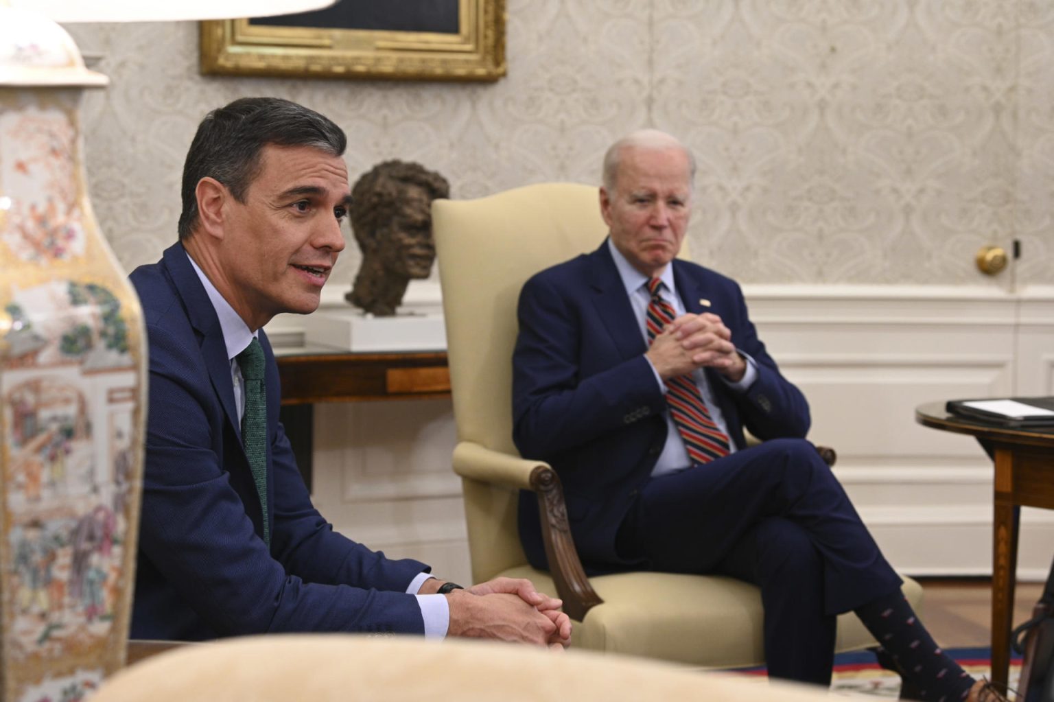 El presidente del Gobierno, Pedro Sánchez (i), ha mantenido hoy un encuentro con el presidente de los Estados Unidos de América, Joe Biden (d), hoy viernes en el Despacho Oval de la Casa Blanca, en Washington. EFE/Moncloa/Borja Puig de la Bellacasa ***SOLO USO EDITORIAL/SOLO DISPONIBLE PARA ILUSTRAR LA NOTICIA QUE ACOMPAÑA (CRÉDITO OBLIGATORIO)***