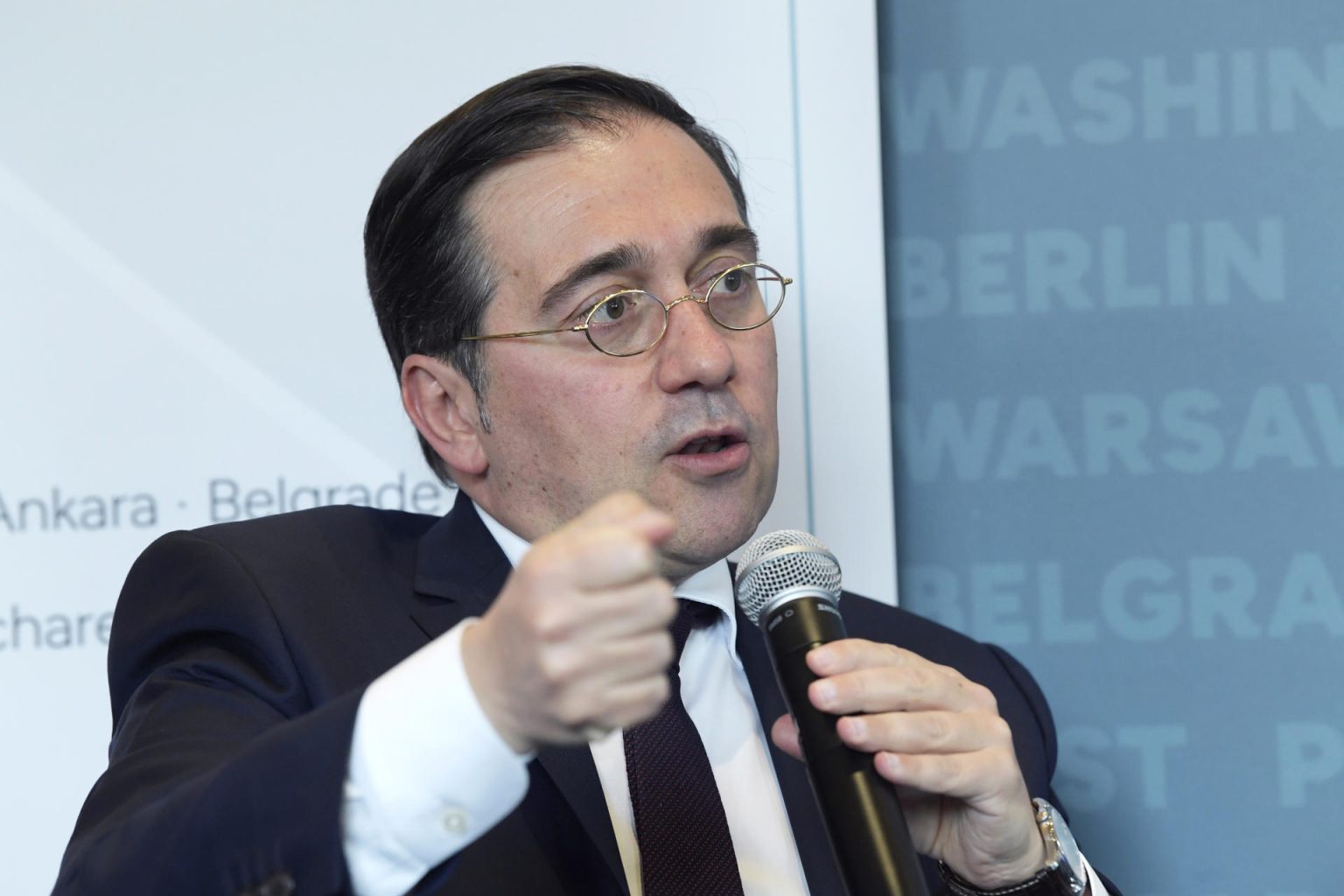 El ministro de Asuntos Exteriores de España, José Manuel Albares, habla durante una charla hoy, en el centro de pensamiento German Marshall Fund, en Washington (Estados Unidos). EFE/ Lenin Nolly