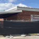 Fotografía que muestra la fachada de la Escuela Primaria Robb hoy en Uvalde, Texas (EE.UU.), cerrada y rodeada con una malla, cubierta con un plástico negro, a la espera de ser demolida. EFE/Paula Escalada Medrano