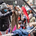 Migrantes reciben ropa donada frente al hotel donde residen en el barrio de Manhattan en Nueva York (EEUU). EFE/ Ángel Colmenares