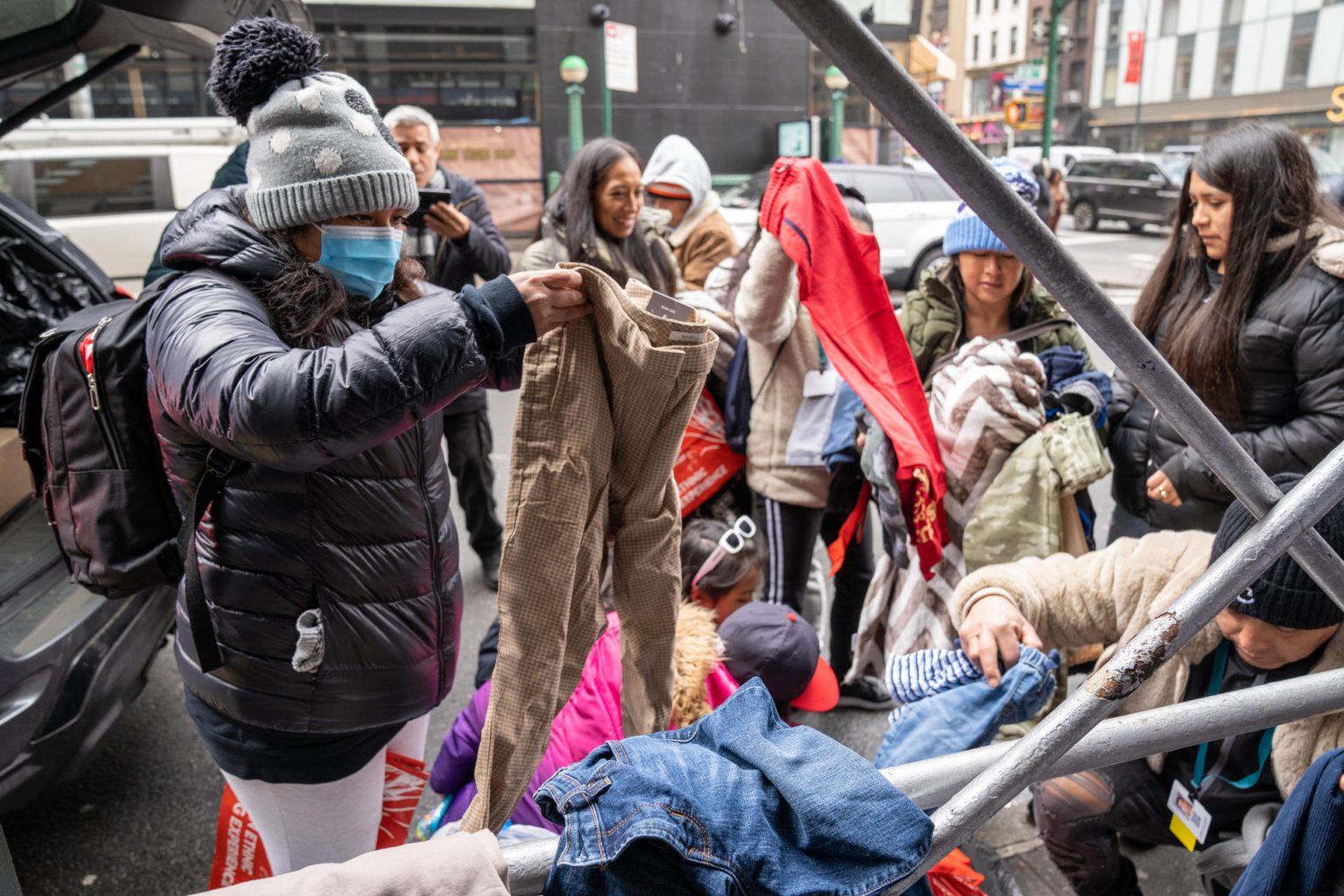 Migrantes reciben ropa donada frente al hotel donde residen en el barrio de Manhattan en Nueva York (EEUU). EFE/ Ángel Colmenares