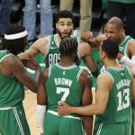 El centro de los Boston Celtics, Robert Williams III (i), el alero de los Boston Celtics, Jayson Tatum (2i), el guardia de los Boston Celtics, Jaylen Brown (c), el guardia de los Boston Celtics, Malcolm Brogdon (2d), y el centro de los Boston Celtics, Al Horford (d), se reúnen durante el tercer cuarto del séptimo juego.EFE/EPA/CJ GUNTHER