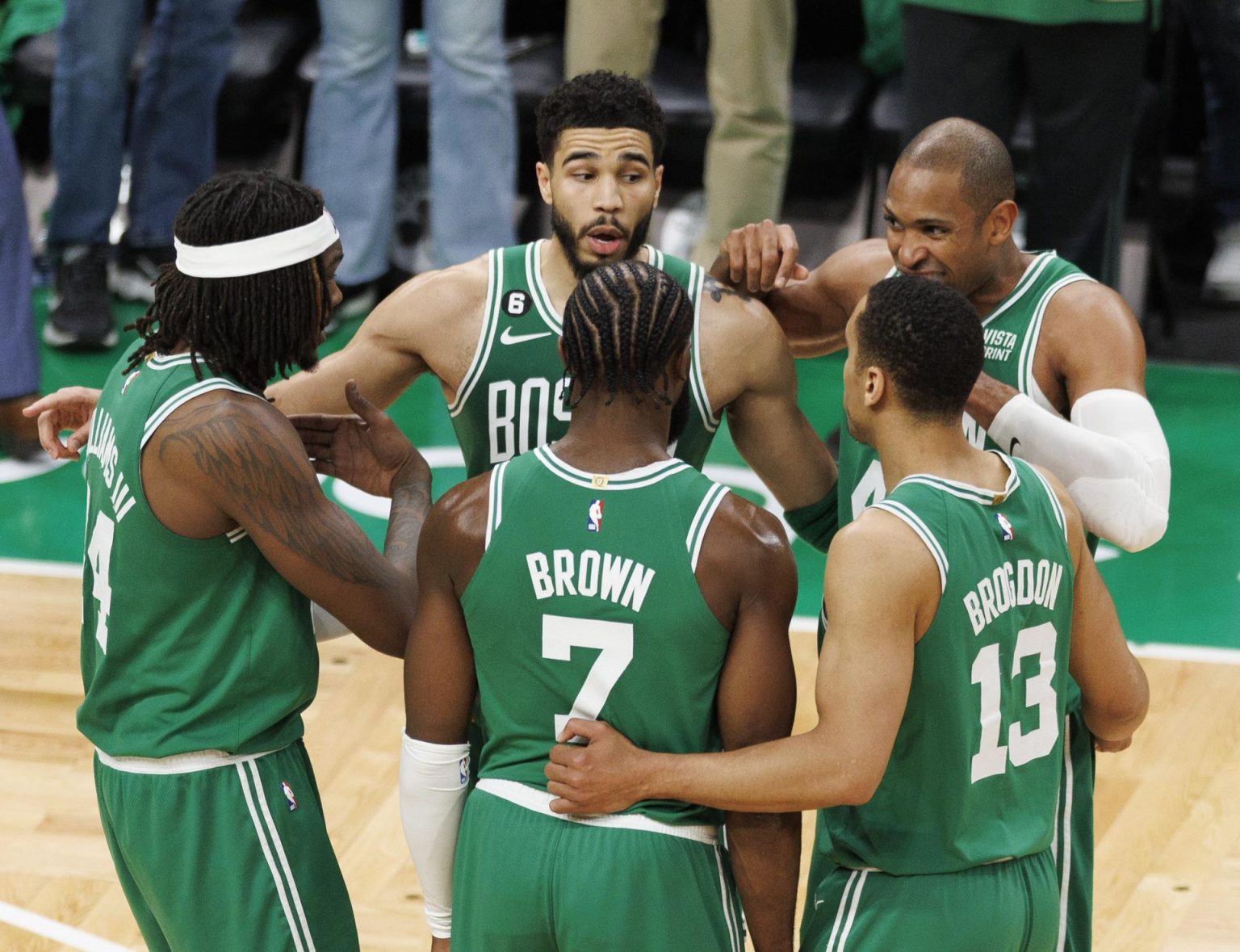 El centro de los Boston Celtics, Robert Williams III (i), el alero de los Boston Celtics, Jayson Tatum (2i), el guardia de los Boston Celtics, Jaylen Brown (c), el guardia de los Boston Celtics, Malcolm Brogdon (2d), y el centro de los Boston Celtics, Al Horford (d), se reúnen durante el tercer cuarto del séptimo juego.EFE/EPA/CJ GUNTHER