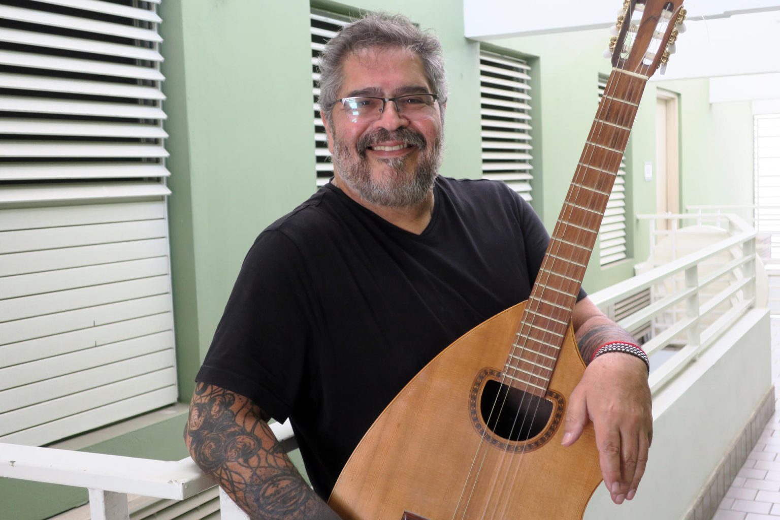 El cantautor puertorriqueño Glenn Monroig posa durante una entrevista con el 23 de mayo de 2023, en San Juan (Puerto Rico). EFE/ Jorge Muñiz