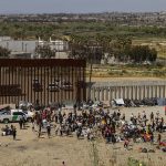 Fotografía general donde se observa a migrantes en un campamento junto al muro fronterizo, el 9 de mayo de 2023, en Tijuana, Baja California (México). EFE/Joebeth Terriquez