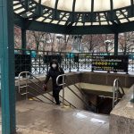 Fotografía de archivo que muestra a una persona saliendo de una estación del metro en la plaza Union Square, en el centro de Manhattan, Nueva York (EE.UU). EFE/ Helen Cook