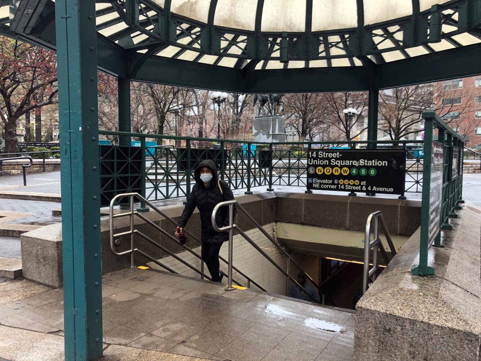 Fotografía de archivo que muestra a una persona saliendo de una estación del metro en la plaza Union Square, en el centro de Manhattan, Nueva York (EE.UU). EFE/ Helen Cook