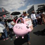 Integrantes de la Coordinadora Nacional de Trabajadores de la Educación (CNTE) participan en una protesta, en el marco de la conmemoración del Día del Maestro, hoy en Ciudad de México (México). EFE/Sáshenka Gutiérrez