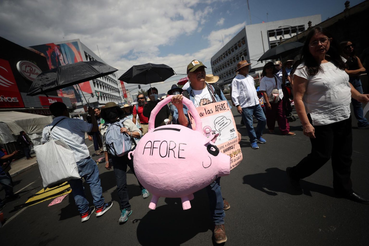 Integrantes de la Coordinadora Nacional de Trabajadores de la Educación (CNTE) participan en una protesta, en el marco de la conmemoración del Día del Maestro, hoy en Ciudad de México (México). EFE/Sáshenka Gutiérrez