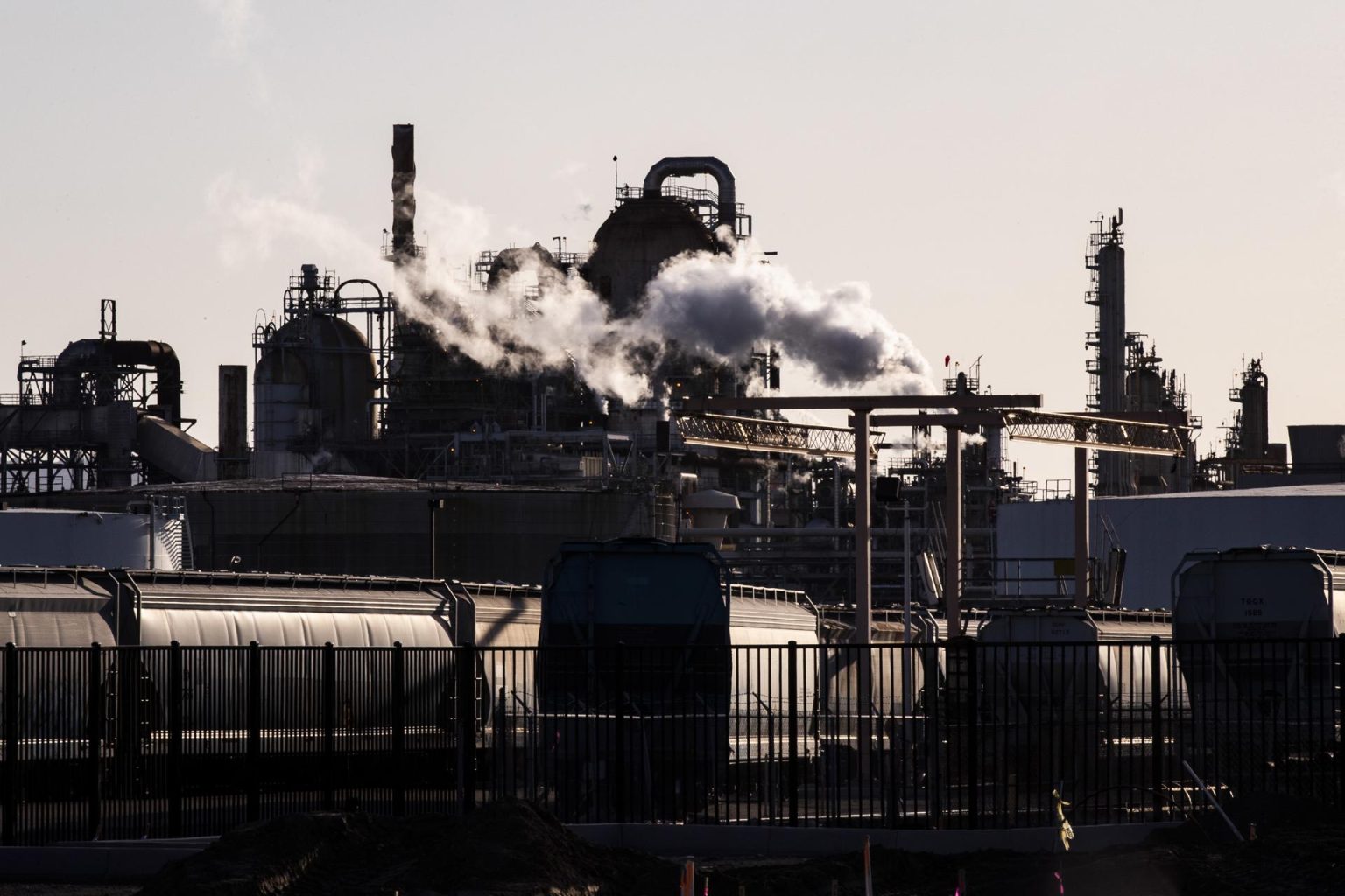 Vista de una refinería en Wilmington, California (EE.UU.), en una fotografía de archivo. EFE/Etienne Laurent
