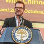 Fotografía de archivo del 28 de octubre de 2022 donde aparece el cantante y productor Willy Chirino mientras habla durante la presentación de un mural en su honor en la famosa Calle Ocho de Miami, Florida (EE.UU). EFE/Giorgio Viera