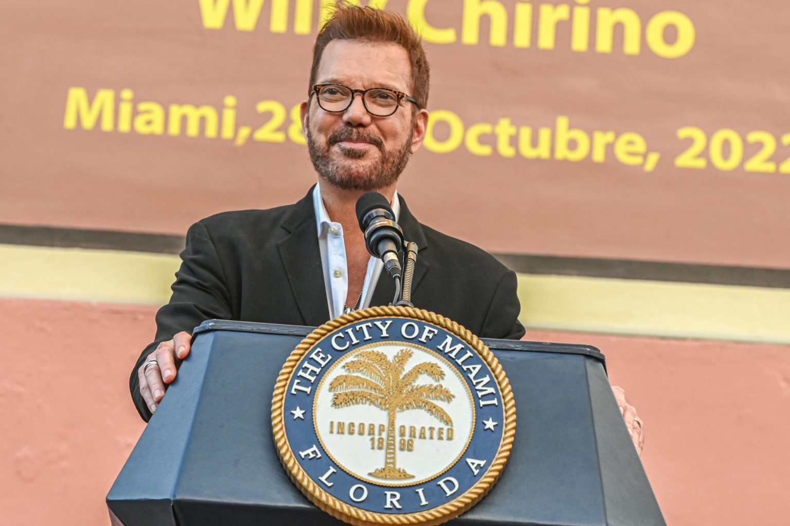 Fotografía de archivo del 28 de octubre de 2022 donde aparece el cantante y productor Willy Chirino mientras habla durante la presentación de un mural en su honor en la famosa Calle Ocho de Miami, Florida (EE.UU). EFE/Giorgio Viera