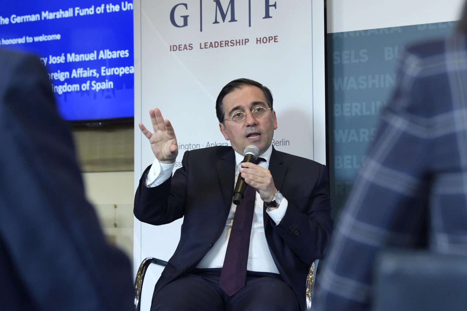 El ministro de Asuntos Exteriores de España, José Manuel Albares, habla durante una charla hoy, en el centro de pensamiento German Marshall Fund, en Washington (Estados Unidos). EFE/ Lenin Nolly