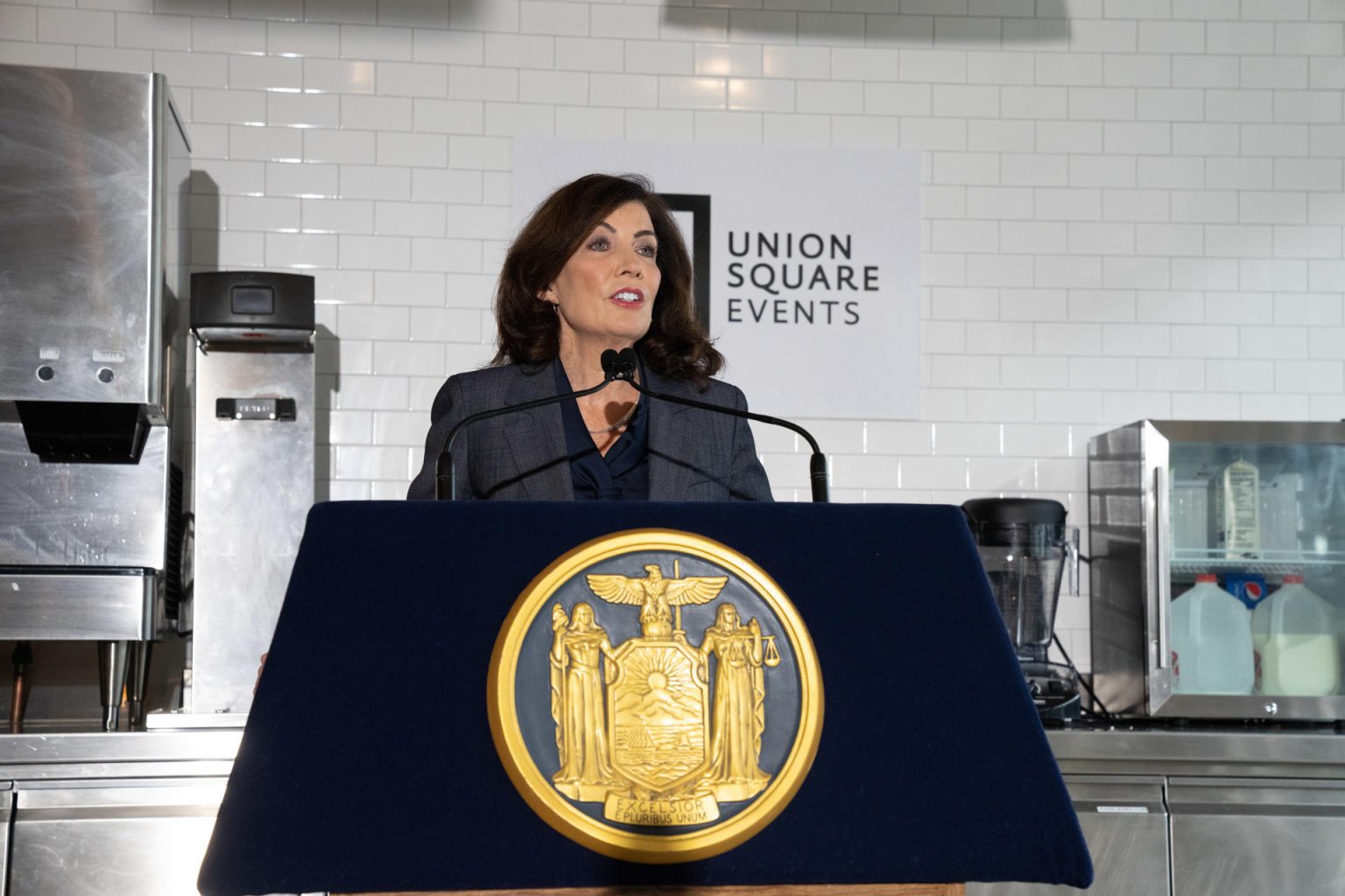 Fotografía cedida por la Gobernación de Nueva York donde aparece su gobernador, Kathy Hochul, mientras habla durante una conferencia de prensa, Nueva York (Estados Unidos). EFE/ Don Pollard / Gobernación Nueva York/ SOLO USO EDITORIAL/ SOLO DISPONIBLE PARA ILUSTRAR LA NOTICIA QUE ACOMPAÑA (CRÉDITO OBLIGATORIO)