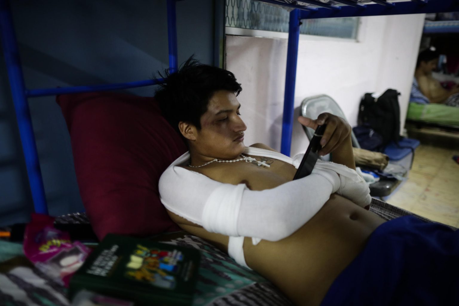 Wilson Lema, un ecuatoriano de 17 años y sobreviviente del accidente de bus, revisa su celular el 16 de marzo de 2023 en el Hogar Medalla Milagrosa en David, Chiriquí (Panamá). Fotografía de archivo. EFE/Bienvenido Velasco