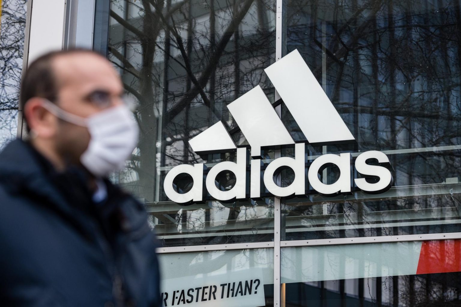 Vista de una tienda de Adidas, en una fotografía de archivo. EFE/Jens Schlueter