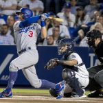 Fotografía de archivo en la que se registró al beisbolista estadounidense Chris Taylor (i), parador en corto de los Dodgers de Los Ángeles, quien aportó un jonrón de 2 carreras en el triunfo a domicilio de su equipo 1-2 sobre los Padres de San Diego en la MLB. EFE/Miguel Sierra