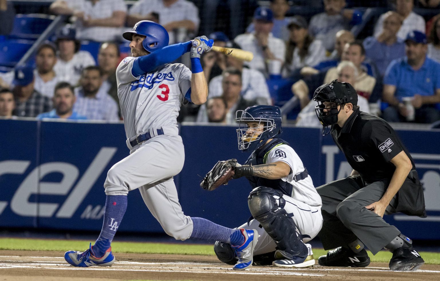 Fotografía de archivo en la que se registró al beisbolista estadounidense Chris Taylor (i), parador en corto de los Dodgers de Los Ángeles, quien aportó un jonrón de 2 carreras en el triunfo a domicilio de su equipo 1-2 sobre los Padres de San Diego en la MLB. EFE/Miguel Sierra