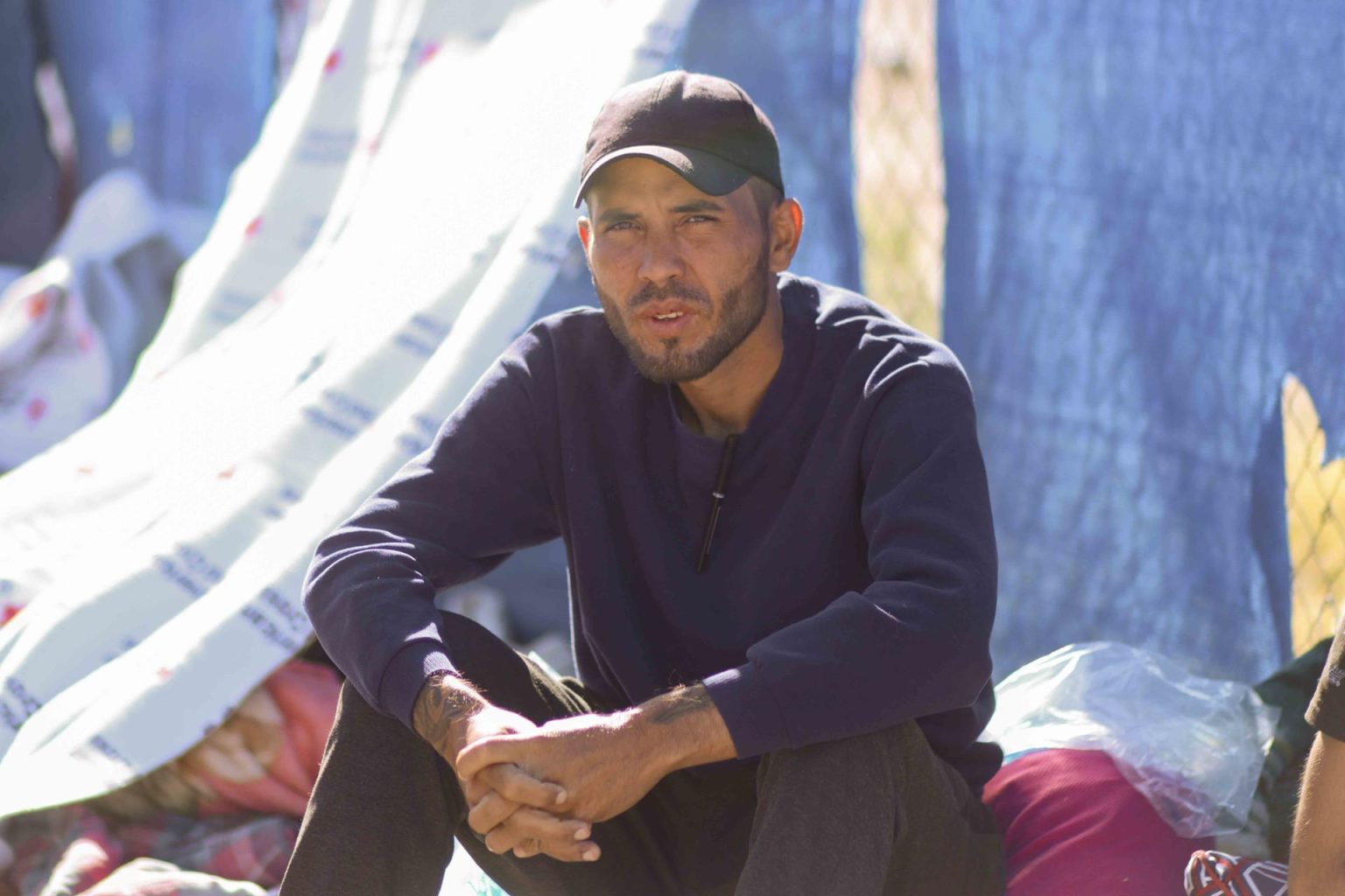 El migrante venezolano Will Rodríguez habla con EFE en un campamento a las afueras de la Iglesia del Sagrado Corazón, el 10 de mayo de 2023, en El Paso, Texas (EE.UU.). EFE/ Jonathan Fernández