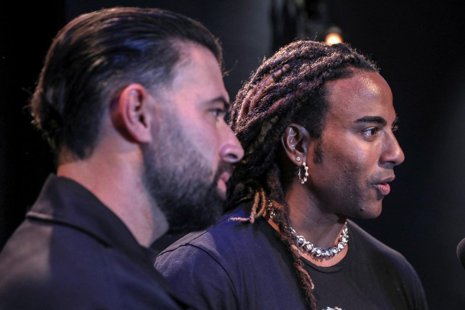 Los cantantes Jencarlos Canela (i) y Yotuel Romero (d) hablan durante la presentación de la canción "Sueño", hoy en el Koubek Center de la universidad Miami Dade College (MDC), en Miami, Florida (EE. UU). Los cantantes Yotuel Romero y Jencarlos Canela, ambos de origen cubano, presentaron este lunes en Miami por primera vez en directo la canción "Sueño", que sigue la estela de la famosa "Patria y vida" y también pide libertad para la isla. EFE/Giorgio Viera